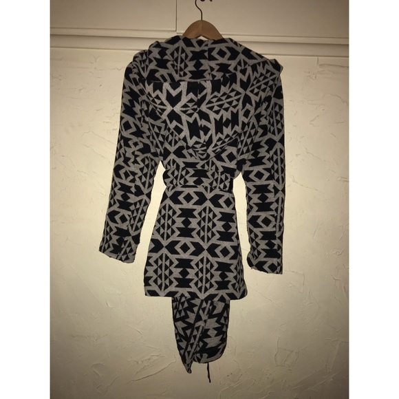 Vintage early 2010s, Cozy Part Wool BB Dakota Jacquard Wrap Coat, Size small - Picture 8 of 11